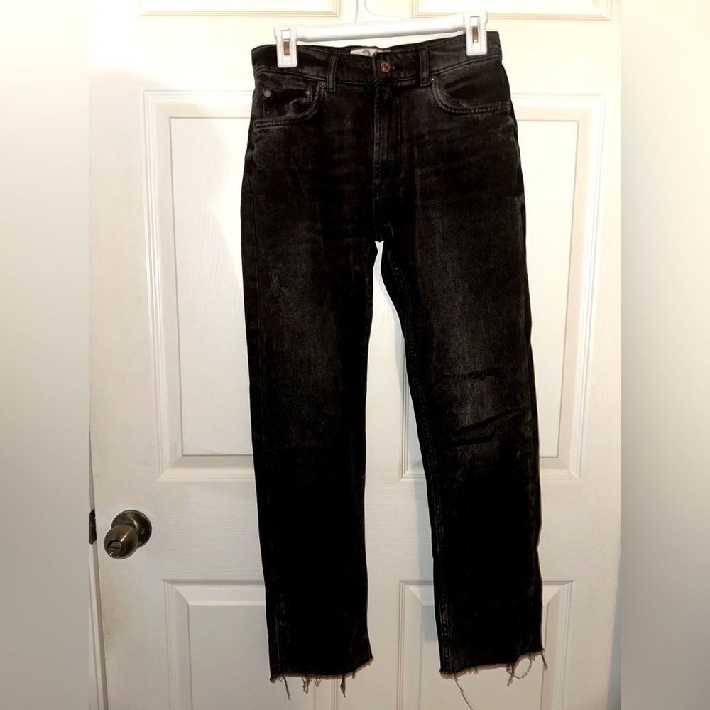 We the free woman’s black lightly distressed raw hem straight leg denim jeans 26